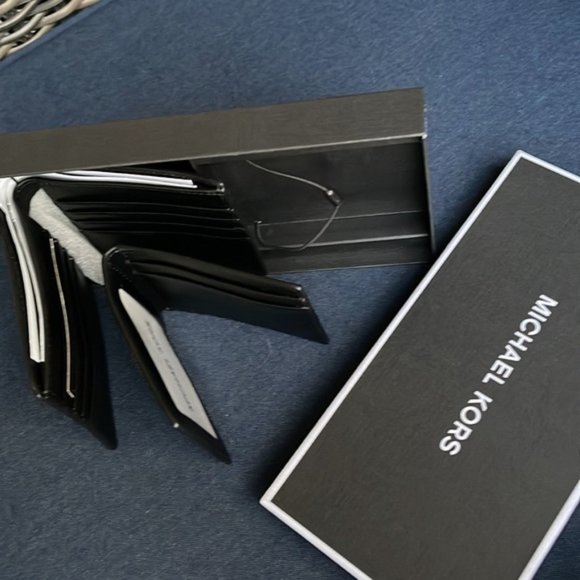 Michael Kors Boxed Signature 3 in 1 Bifold Wallet In Black / Flame Red - Picture 16 of 16